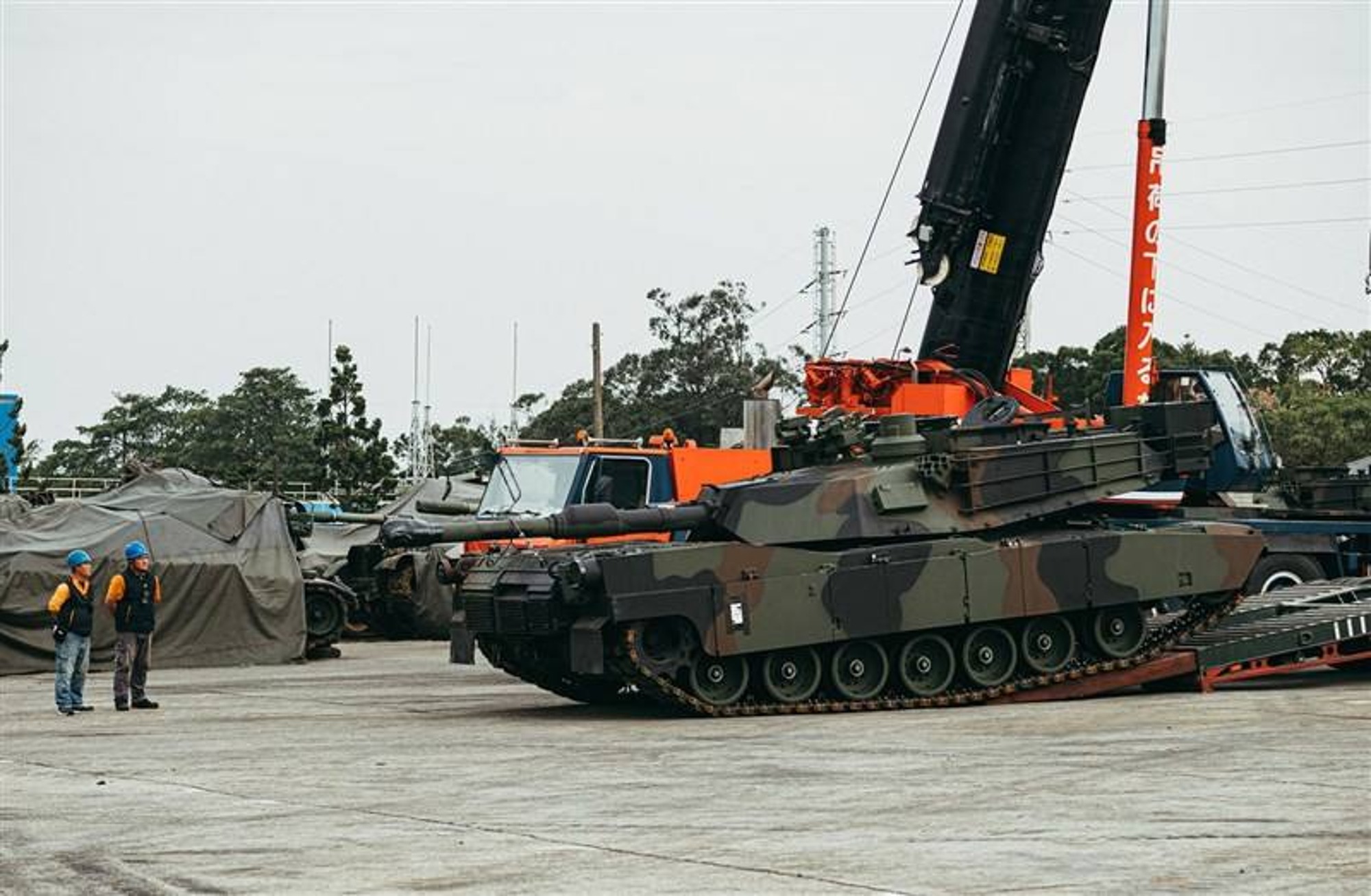 Taiwanese military personnel inspecting an M1A2 Abrams main battle tank. Photo: Taiwanese Military News Agency