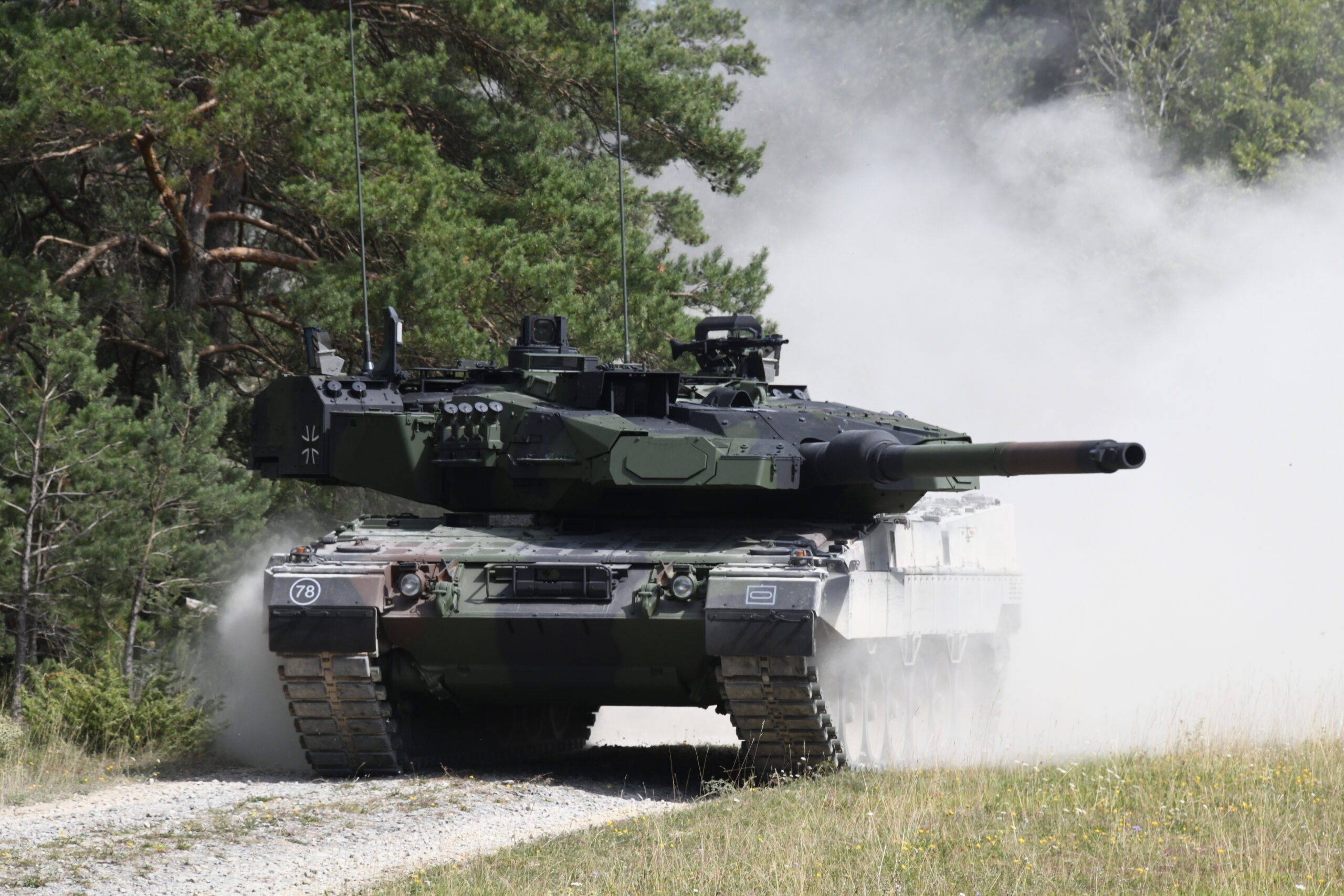 Manufacturer KNDS has ordered more than 300 mtu MB 873 engines from Rolls-Royce to power new Leopard 2 battle tanks. Mehr als 300 mtu-Motoren vom Typ MB 873 als Antrieb für neue Leopard-2-Kampfpanzer hat der Hersteller KNDS bei Rolls-Royce bestellt.