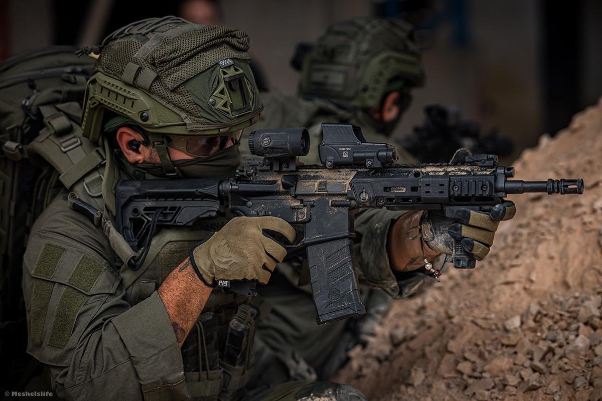 Soldiers handling Arad assault rifles