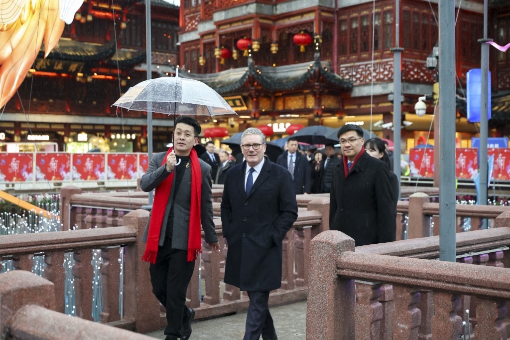 British Prime Minister Keir Starmer visits Yuyuan Garden in Shanghai, east China on January 30, 2026.