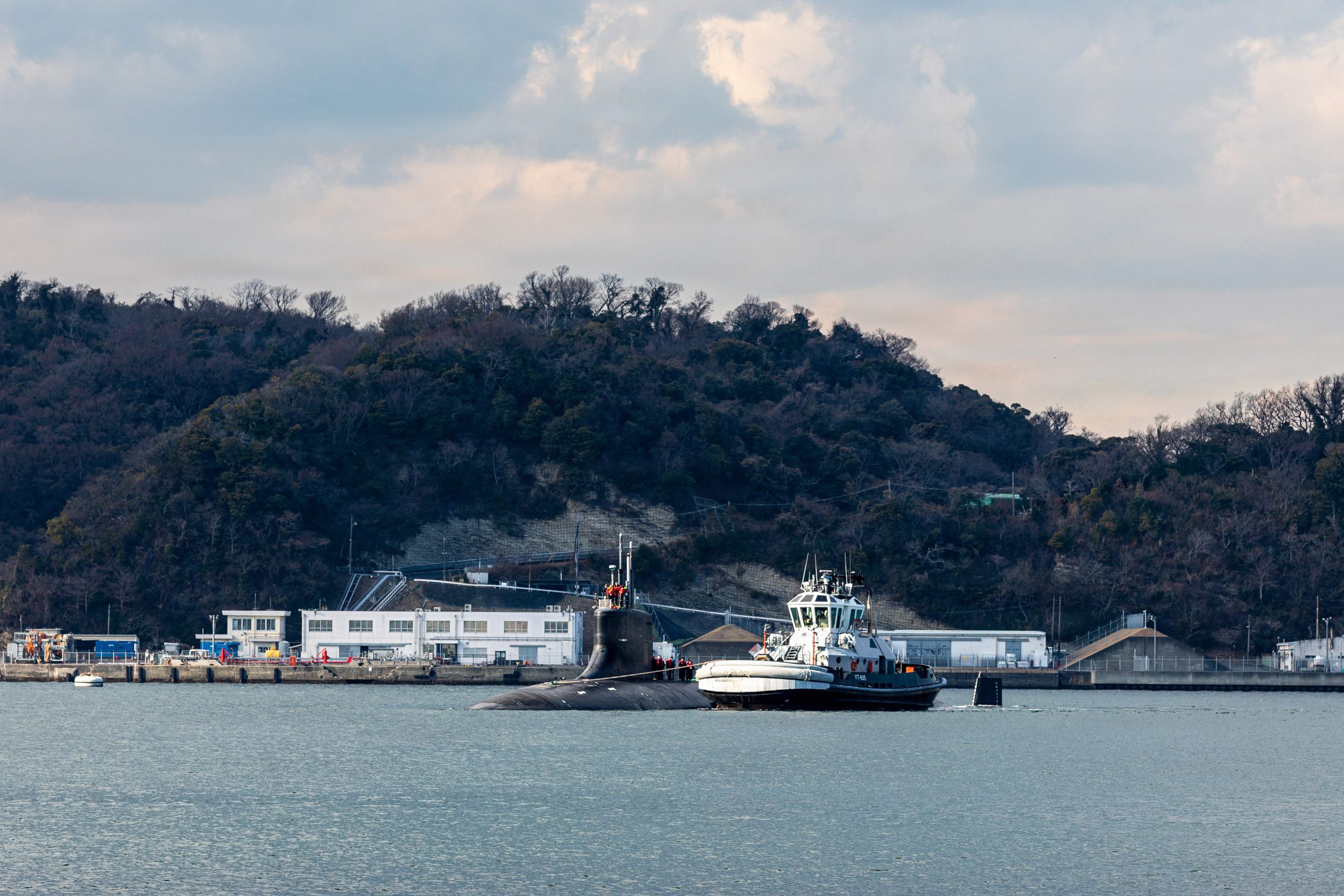 Seawolf-class fast-attack submarine USS Seawolf (SSN 21) pulls into Fleet Activities Yokosuka for a scheduled port visit