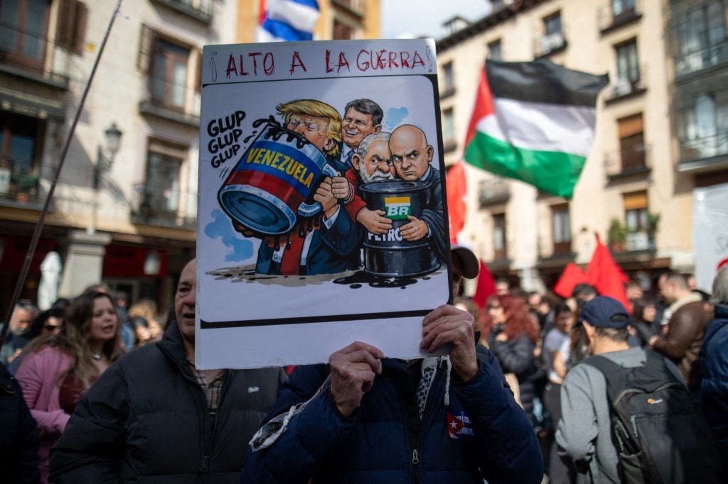 Internationalist organizations rally in front of the Ministry of Foreign Affairs in Madrid, Spain, to demand an end to the US blockade of Cuba.