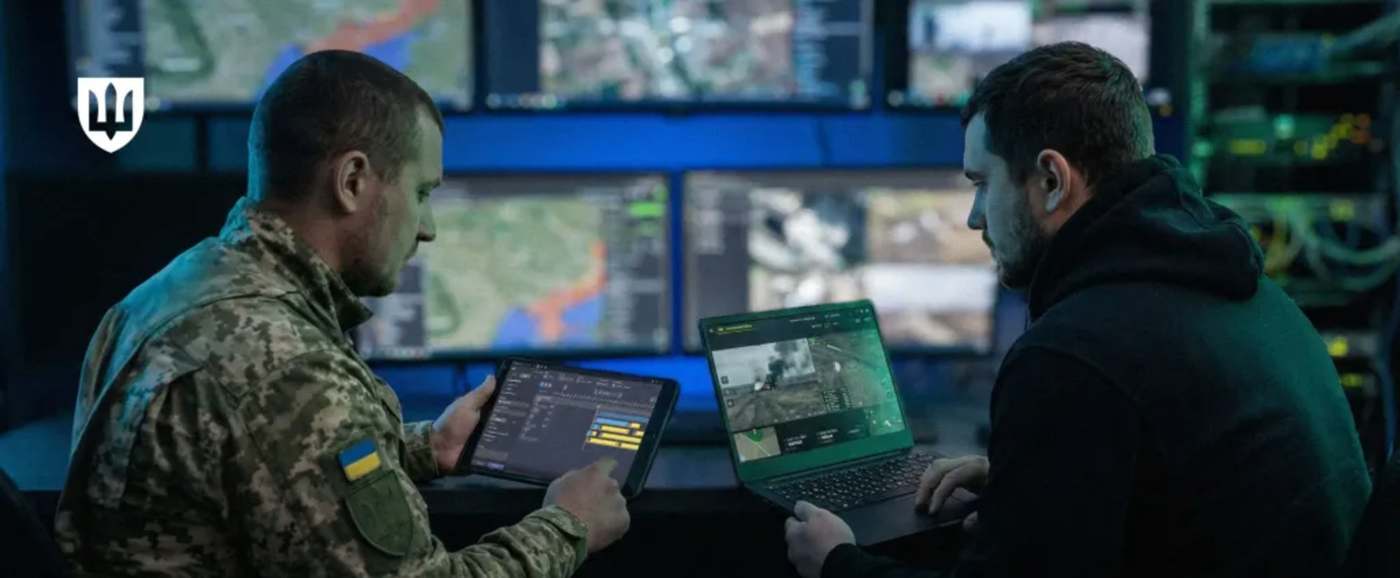 Soldier and trainee in a cyber office. Photo: Ukrainian Ministry of Defence