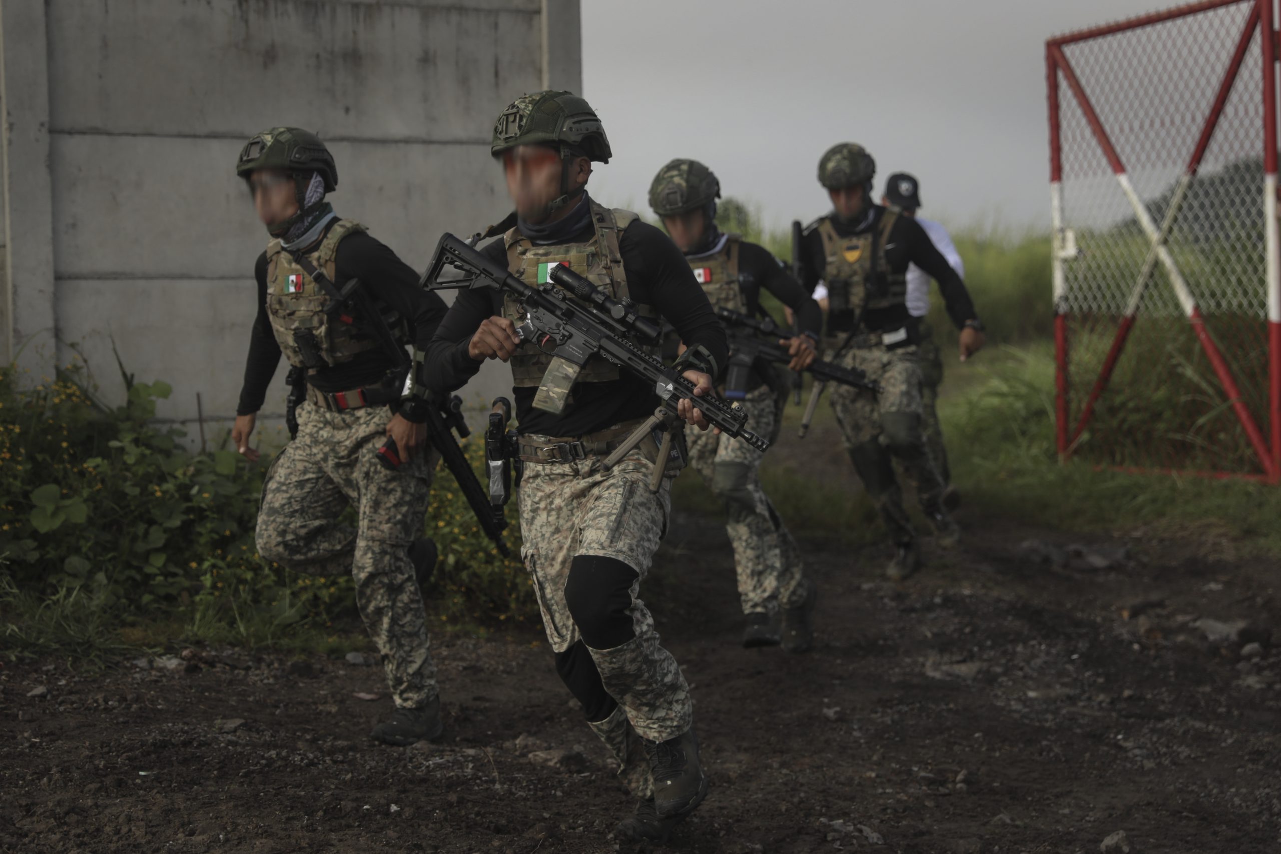A Mexican special operations team run to the first firing position during an assaulter stage of Fuerzas Comando 2025 at Ilopango, El Salvador, Aug. 20, 2025. Fuerzas Comando 2025 brings together 16 special operations team from across Central, South America and the Caribbean to test skills through a 10-day special operations forces competition alongside a senior leadership seminar to collectively refine skills and foster military-to-military relationships. (U.S. Army National Guard photo by Sgt. Hassani Ribera)