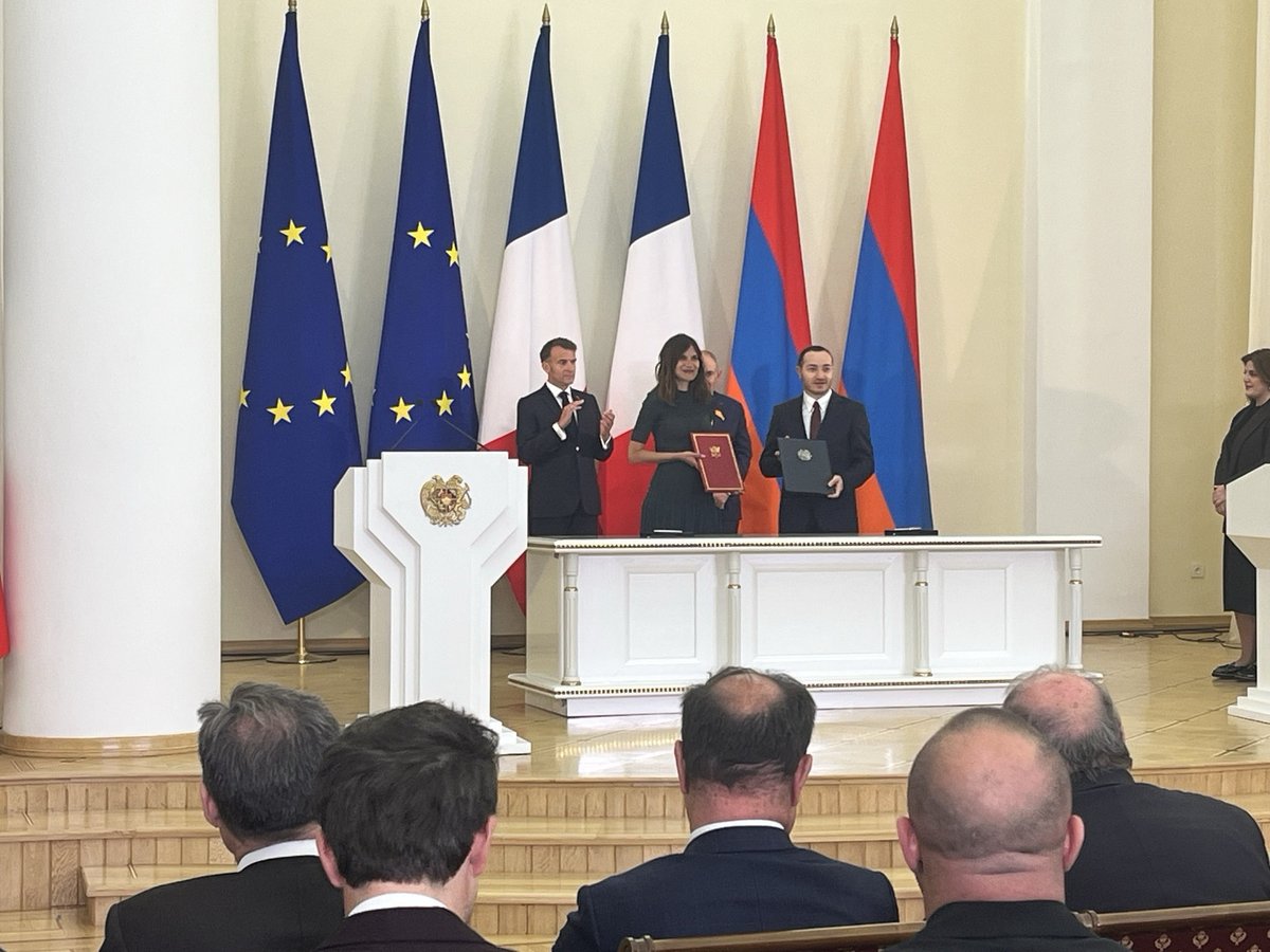 Alice Rufo, France’s Minister Delegate to the French Minister for the Armed Forces and Veterans Affairs, and Armenian Minister of High Technologies Mkhitar Hayrapetyan sign a memorandum of agreement.